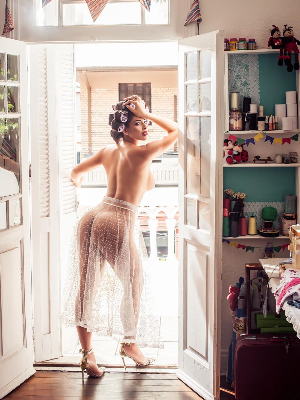 16P Ama de casa tetona nuelle alves se limpia desnuda mostrando grandes tetas y curvas calientes