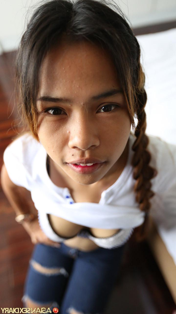 20P A pequena adolescente asiática Bell B revela seus lábios marrons e dá um pau em um show POV