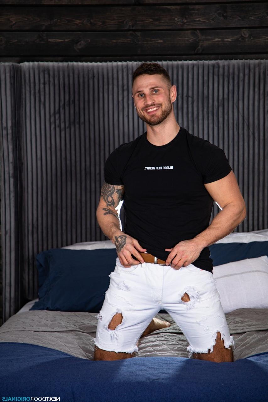 20P Gays amadores tatuados se trocam sem sela em um trio selvagem