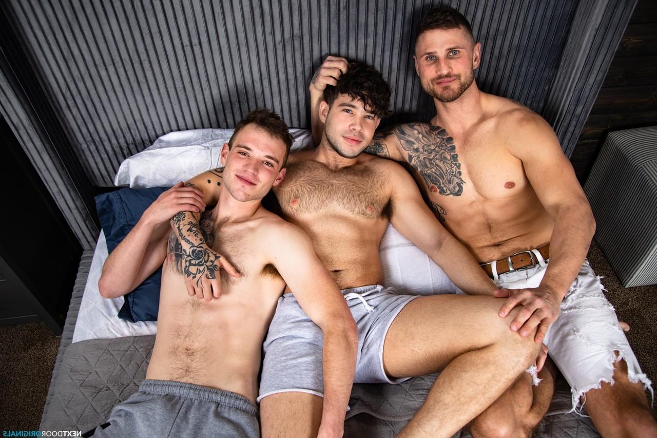 20P Gays amadores tatuados se trocam sem sela em um trio selvagem