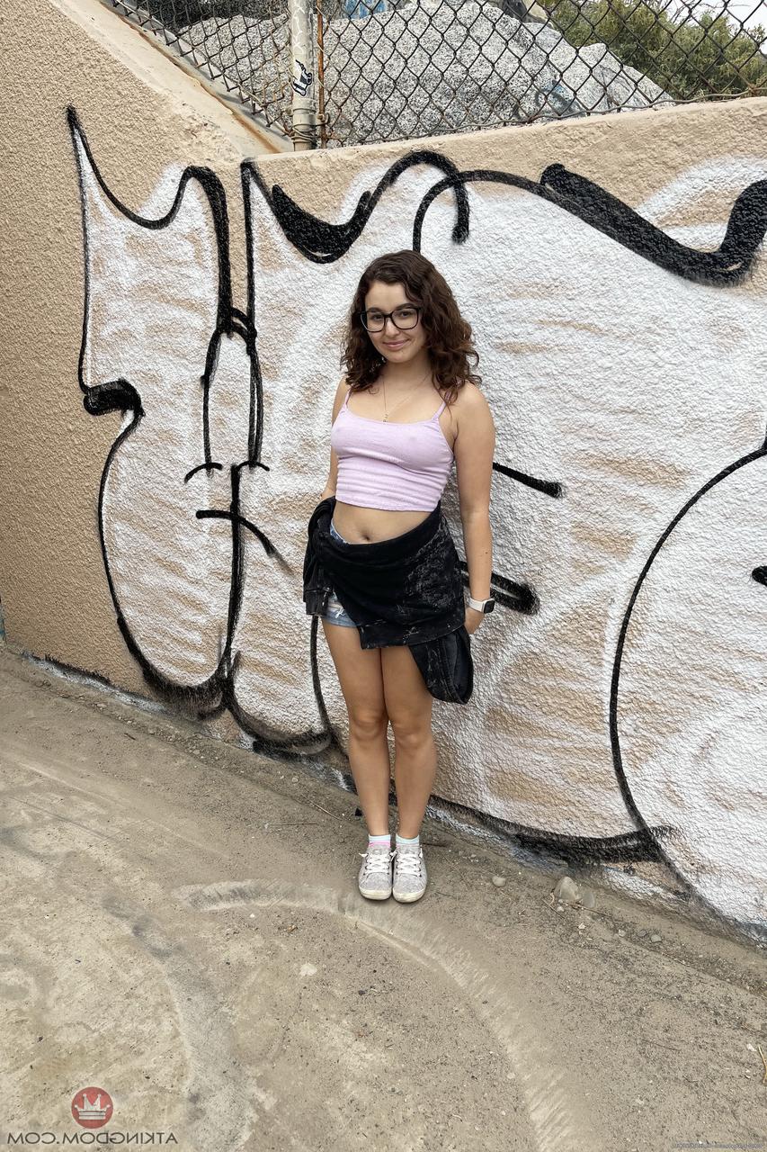 20P A pequena adolescente nerd Leana Lovings exibe seus peitos grandes e sua bunda gostosa e gostosa