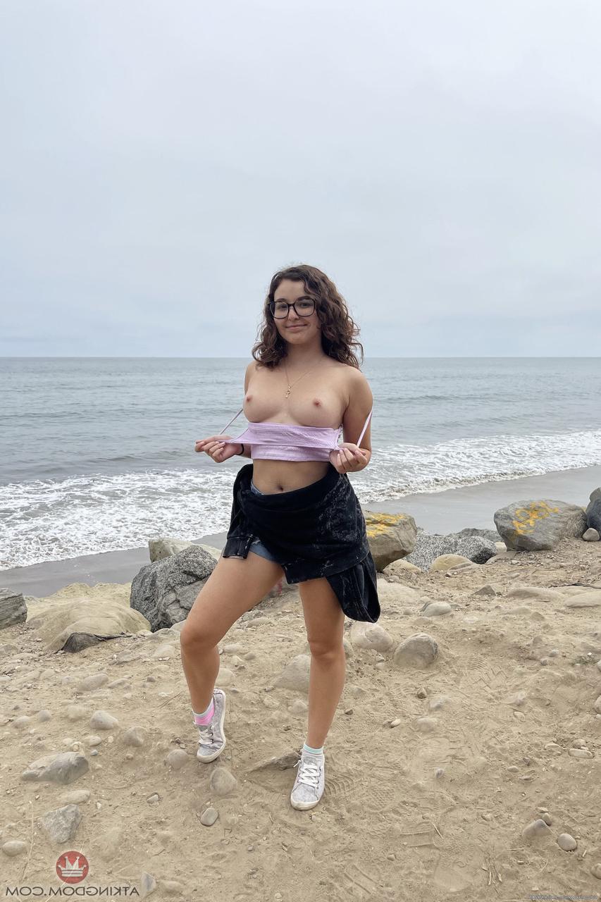 20P A pequena adolescente nerd Leana Lovings exibe seus peitos grandes e sua bunda gostosa e gostosa