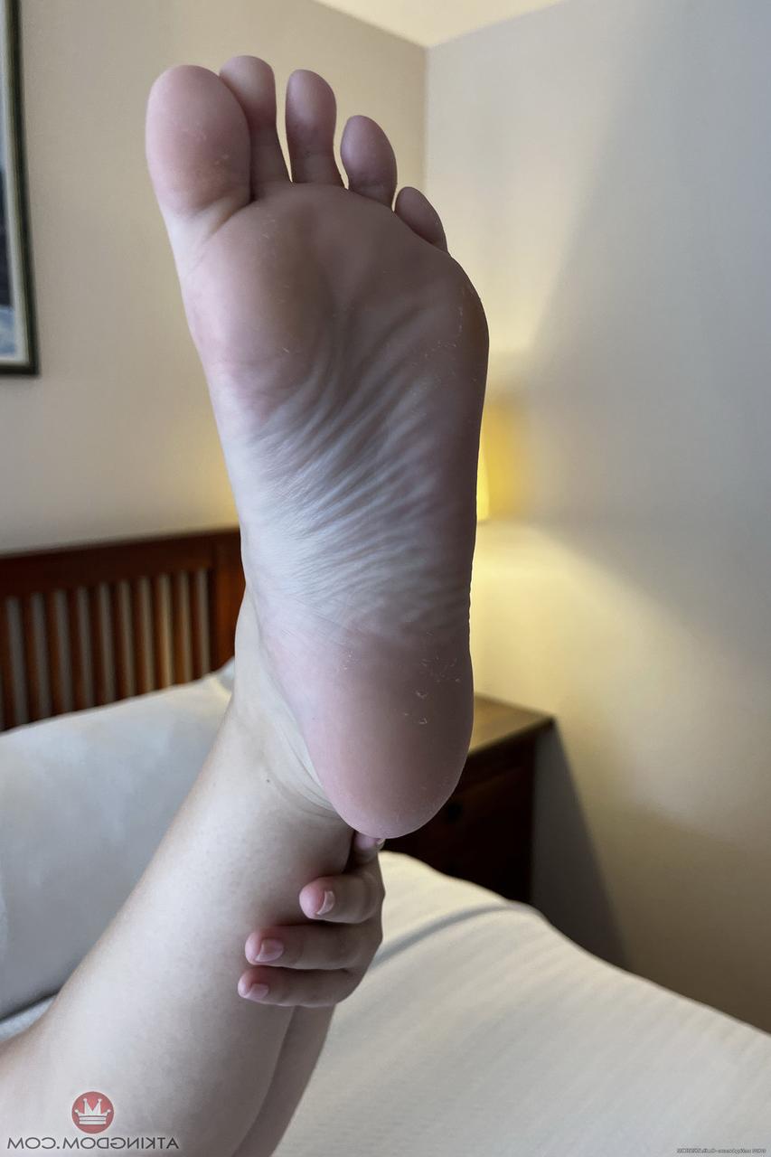 20P A pequena adolescente nerd Leana Lovings exibe seus peitos grandes e sua bunda gostosa e gostosa