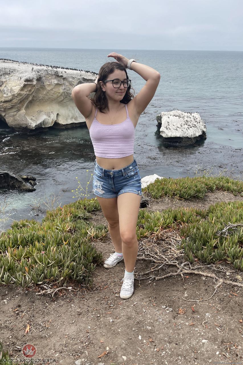 20P A pequena adolescente nerd Leana Lovings exibe seus peitos grandes e sua bunda gostosa e gostosa