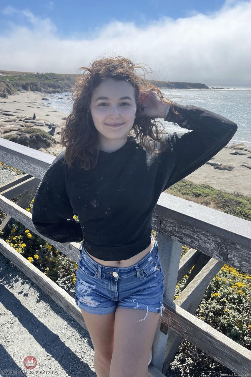 20P A pequena adolescente nerd Leana Lovings exibe seus peitos grandes e sua bunda gostosa e gostosa