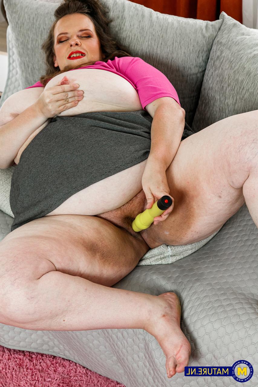 20P Cougar XXL Lady muestra sus grandes tetas y juega con su coño caliente con un consolador
