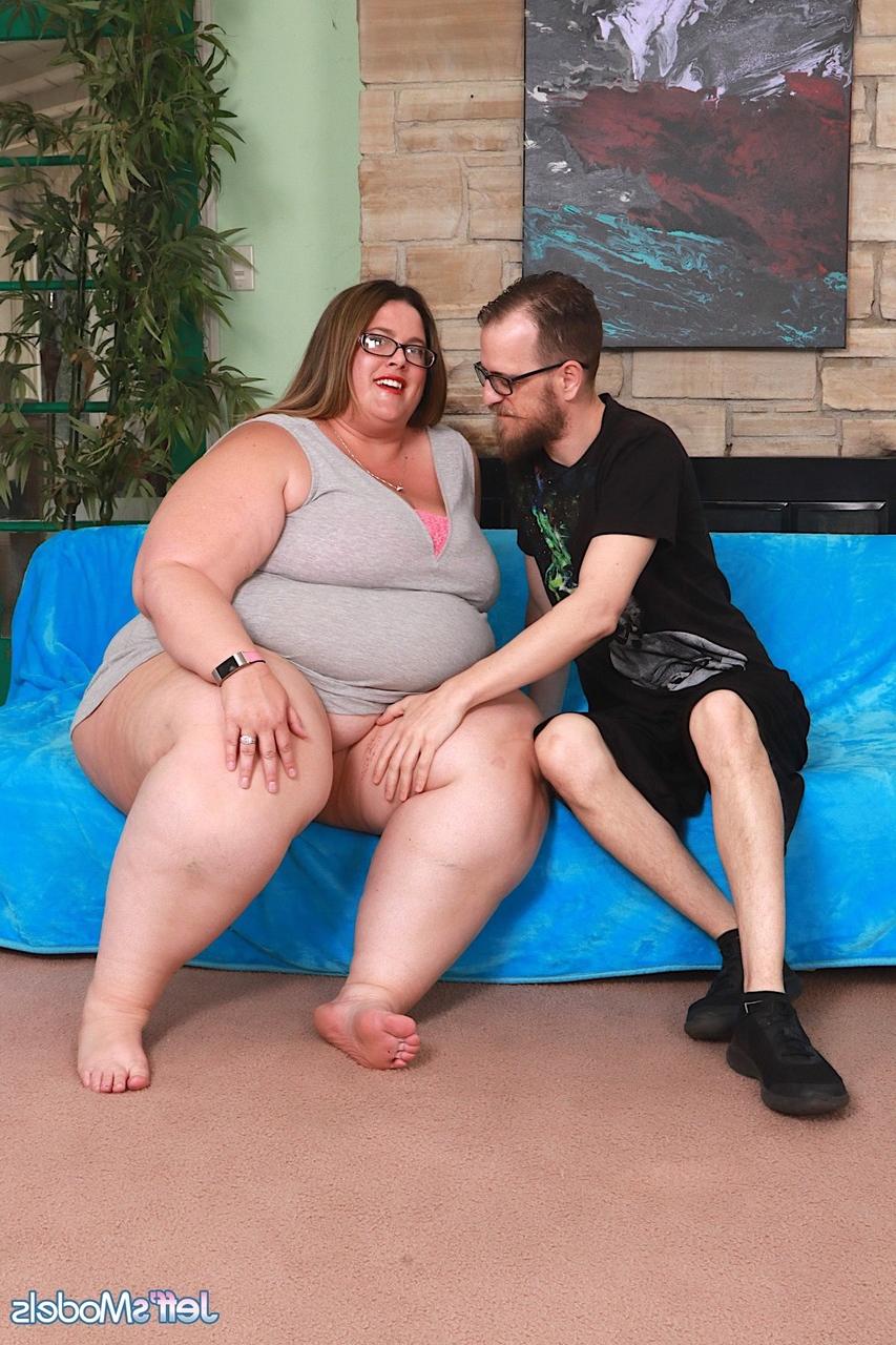 20P SSBBW Erin Green de cabelos escuros tem peitos grandes e vulva fodidos por seu admirador