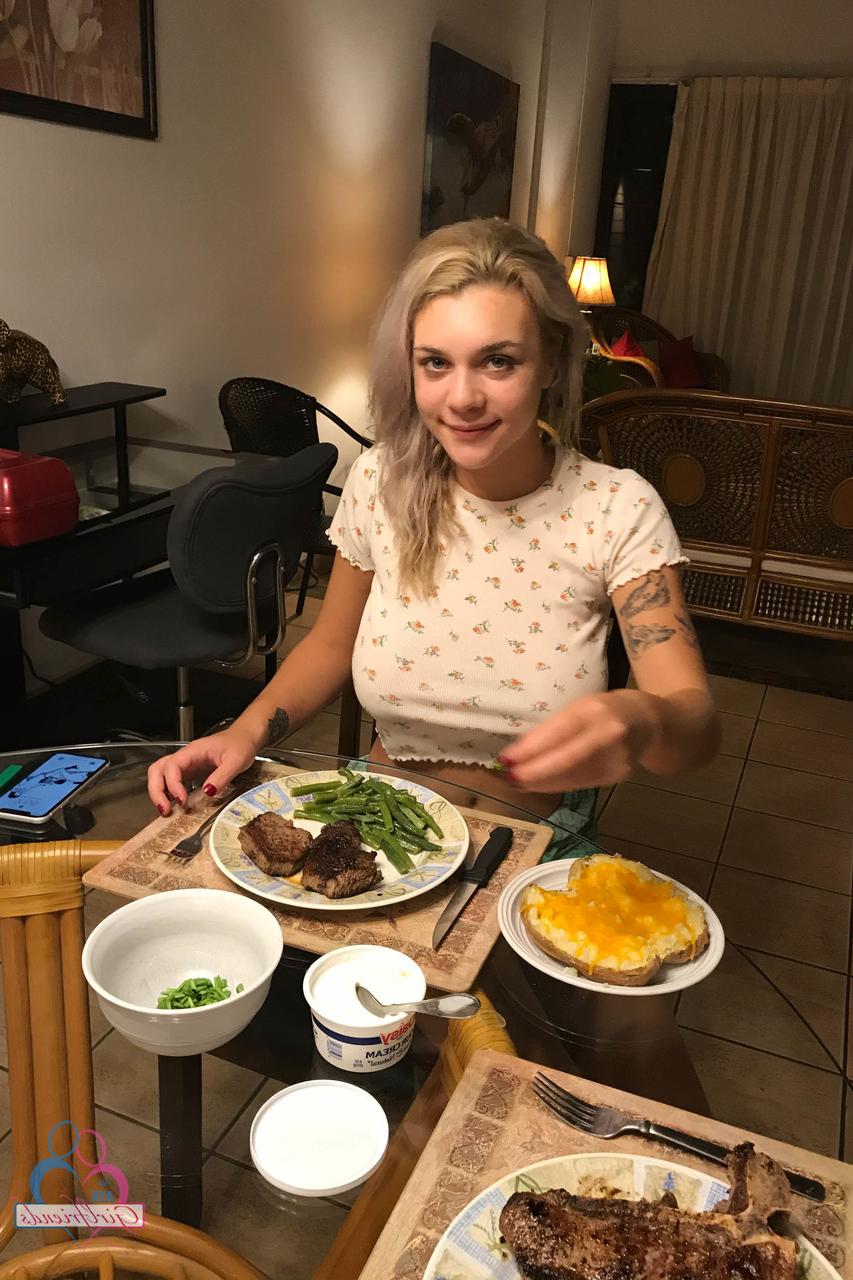 20P A adolescente peituda Gabbie Carter mostra seus peitos grandes onde quer que vá nas férias