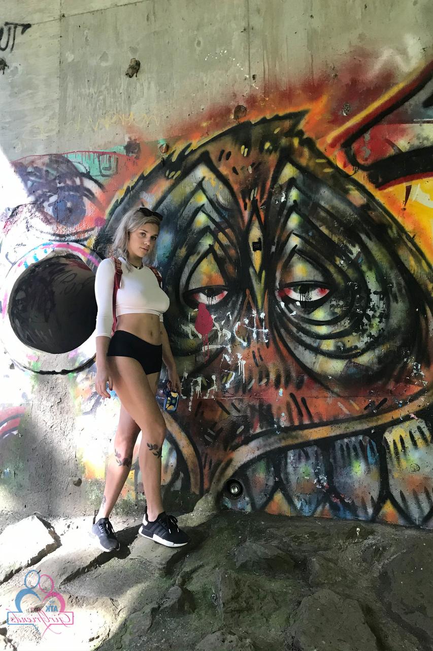 20P A adolescente peituda Gabbie Carter mostra seus peitos grandes onde quer que vá nas férias