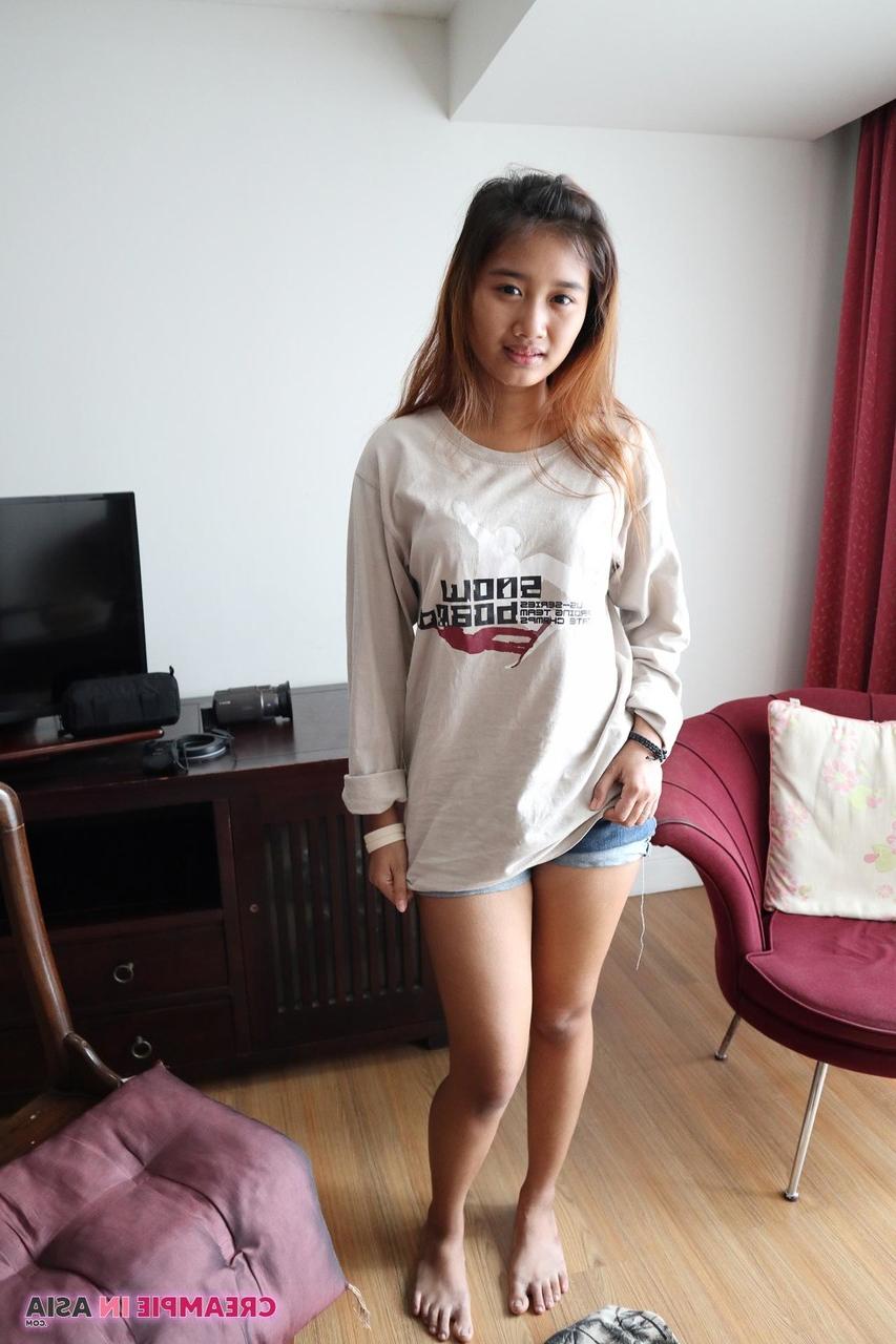 20P A pequena beldade asiática Apple posa com sua roupa gostosa, lingerie e bunda nua