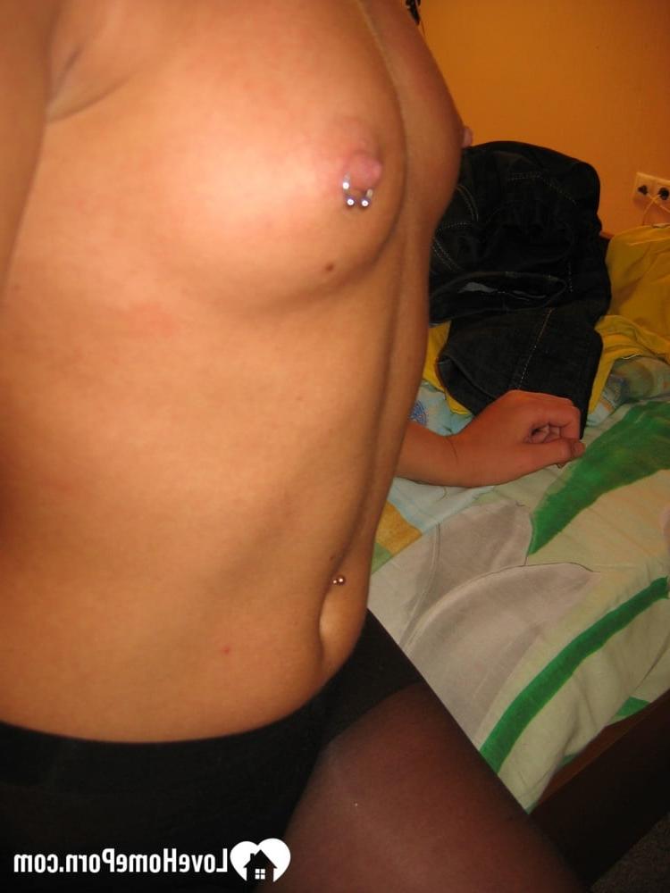 12P Morena amadora mostra seus mamilos inchados e perfurados e sua bunda apertada na meia-calça