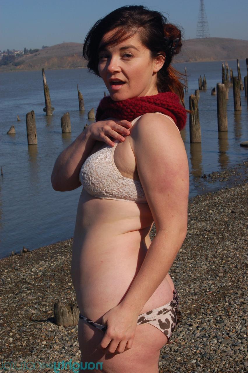 20P A boneca amadora grossa Maxine Holloway revela suas curvas monstruosas e sua vulva peluda