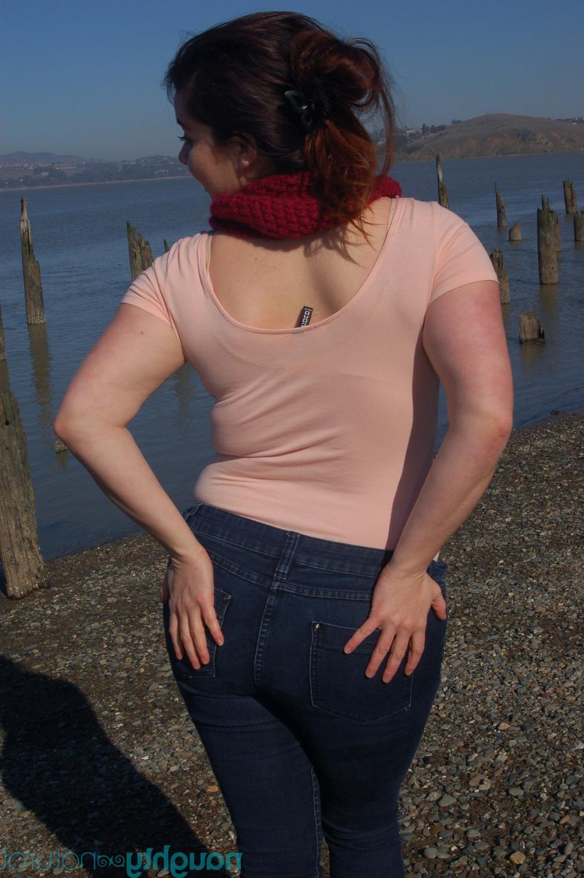 20P A boneca amadora grossa Maxine Holloway revela suas curvas monstruosas e sua vulva peluda