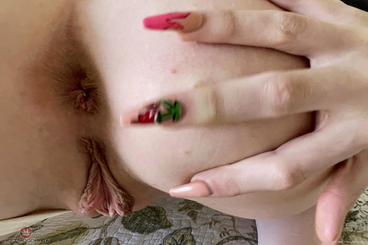 20P A adolescente amadora Cecelia Taylor revela seus peitos pequenos, bunda adorável e regalo saboroso