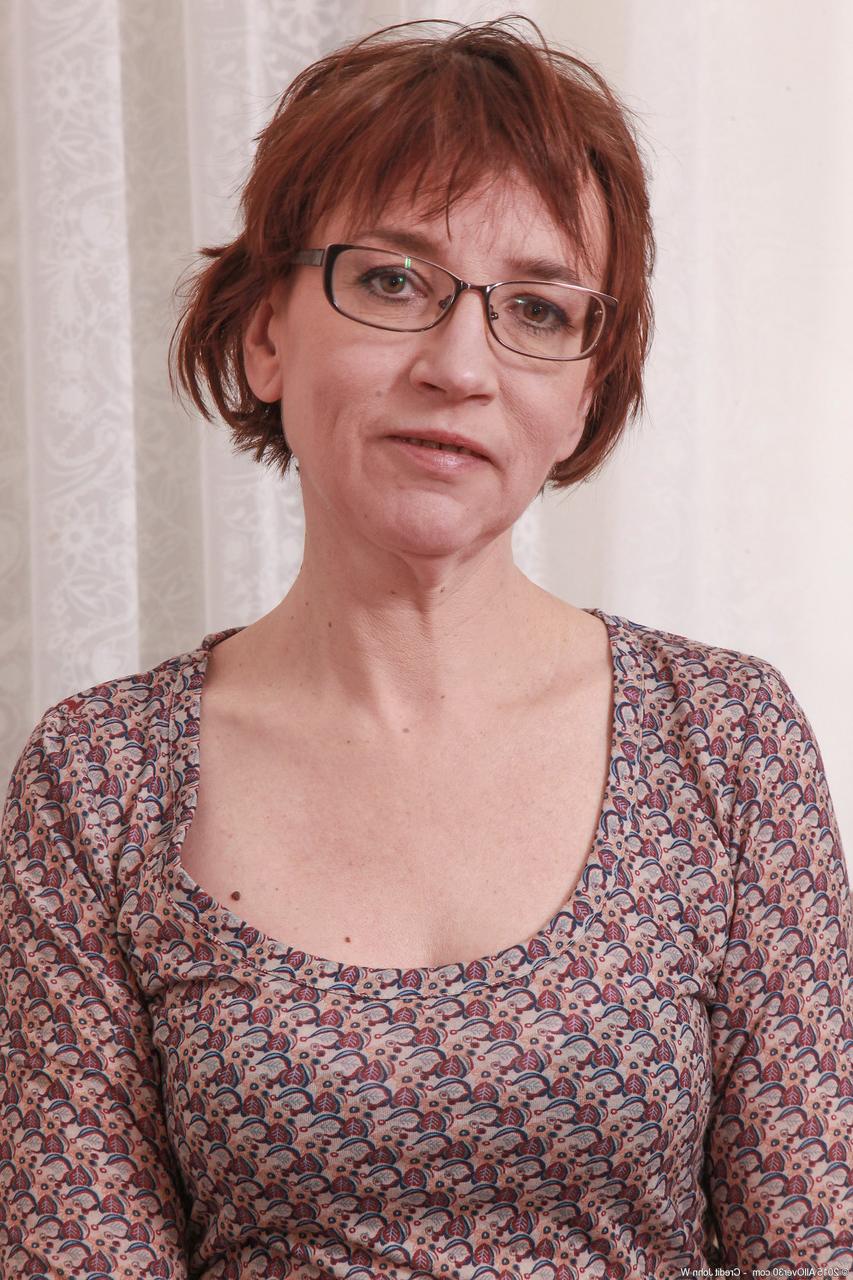 20P Die süße Oma Sofia K entblößt ihre haarigen Beine und Löcher, während sie sich auszieht