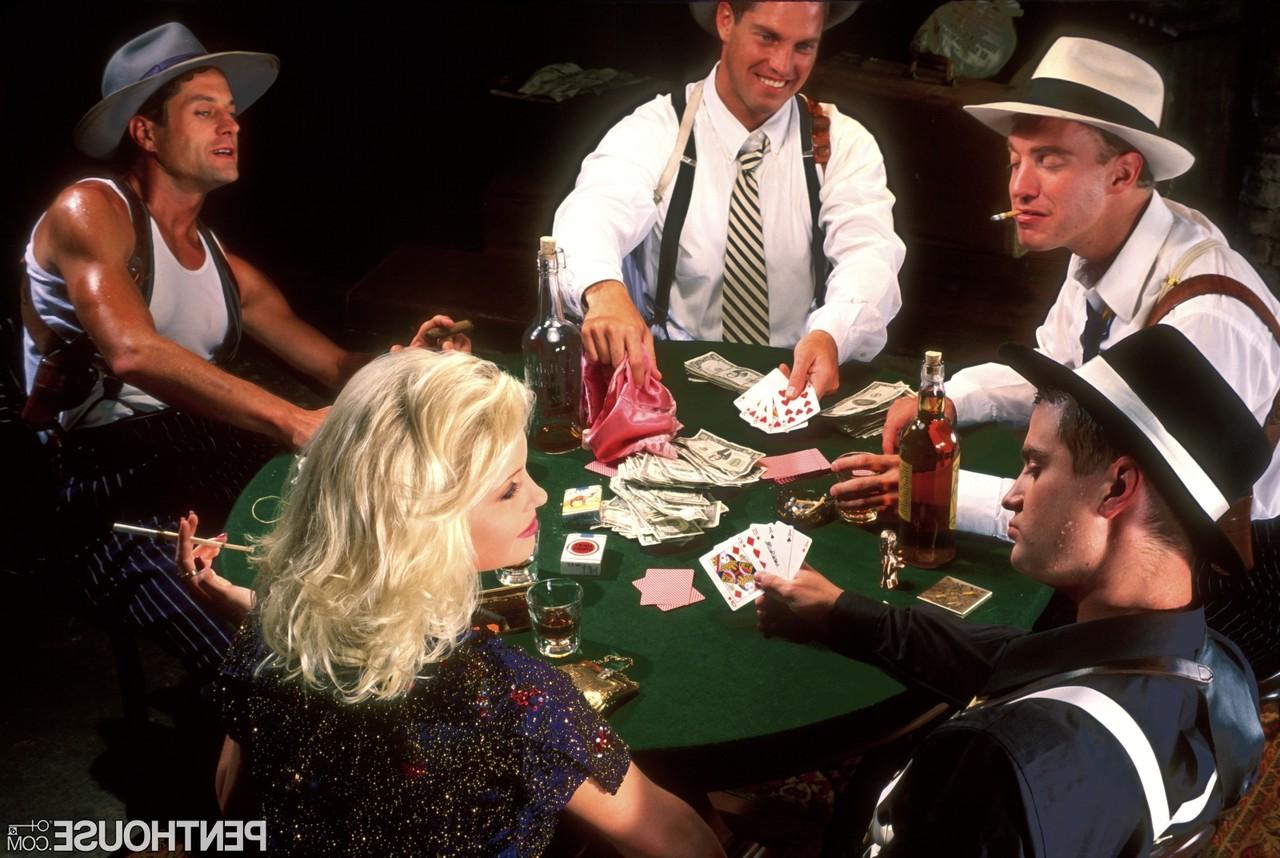 20P プラチナブロンドの熟女マヤ・ディバインがポーカーテーブルでギャングに犯される