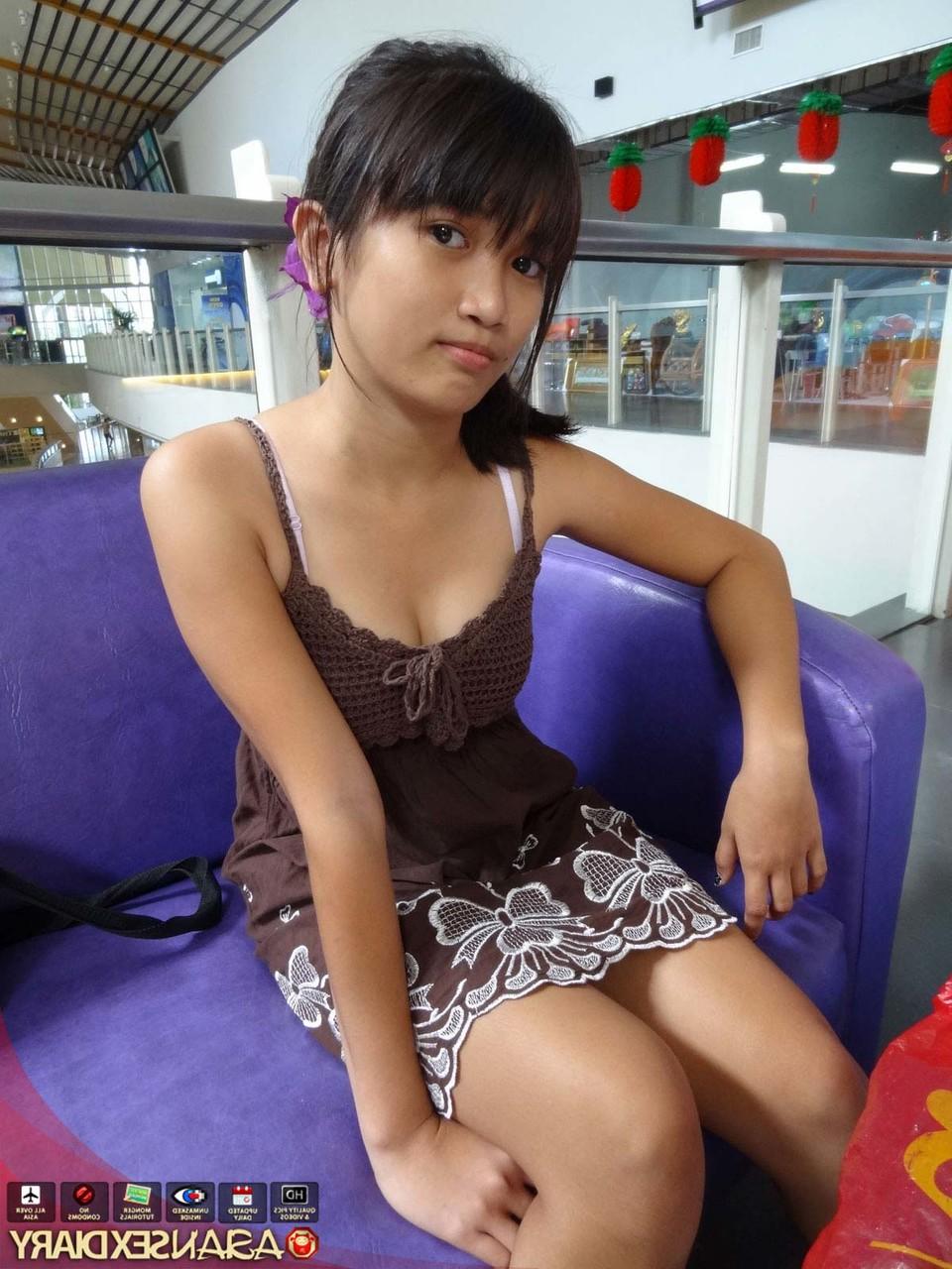 15P Menchie, petite asiatique, se déshabille avant d'avoir des relations sexuelles en POV.