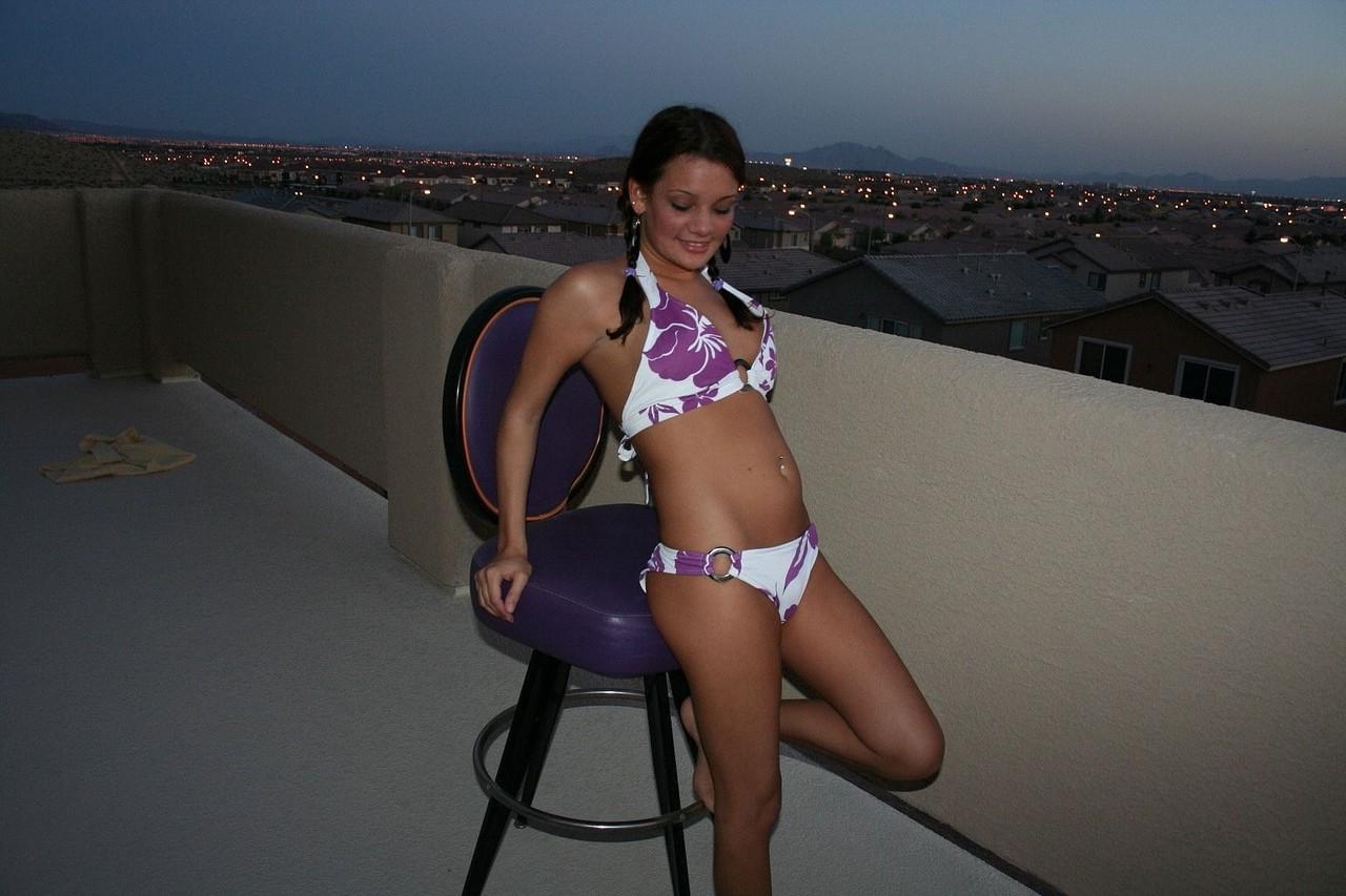 20P Katie, une jeune amateur, exhibe ses faux gros seins et pose devant le miroir.