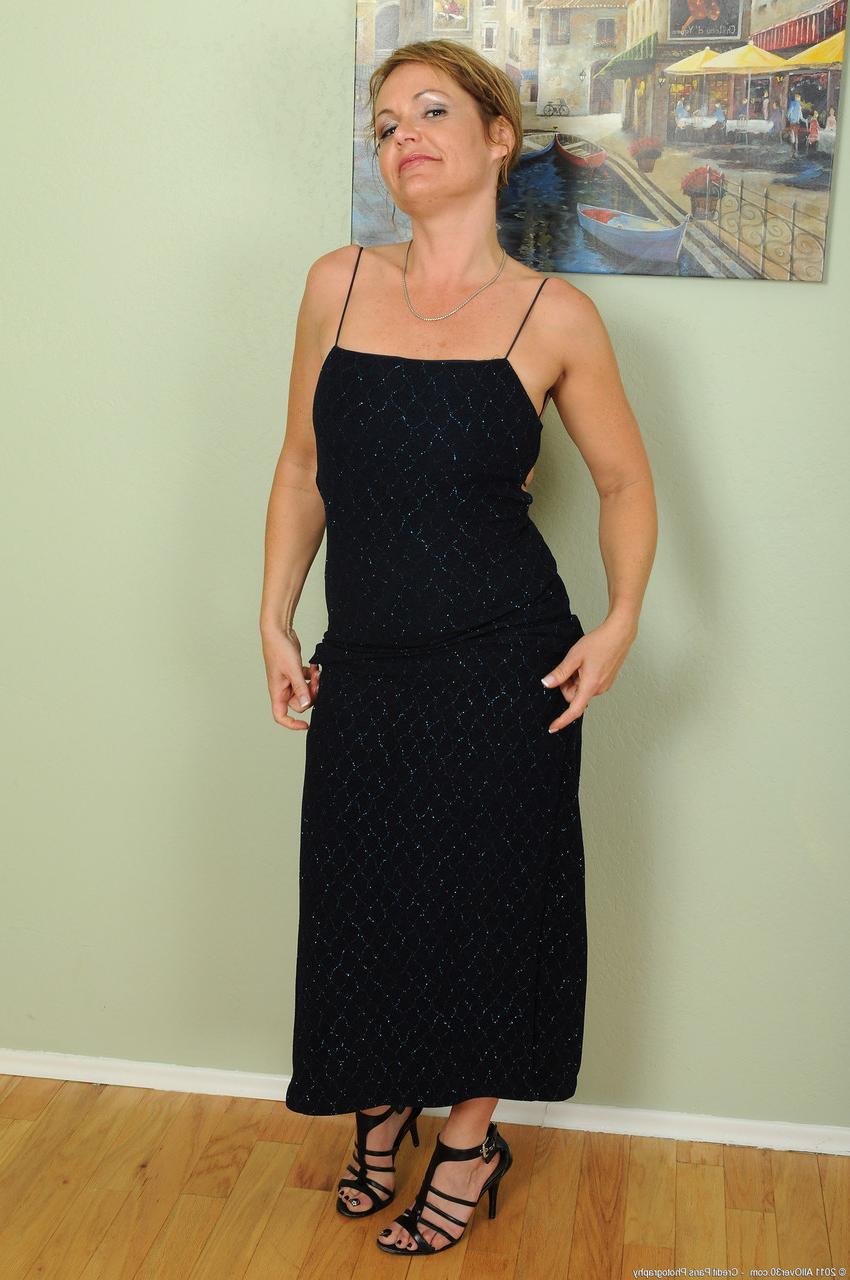 20P Sacanagem amadora MILF Kelly Leigh tira seu vestido preto e massageia sua coochie