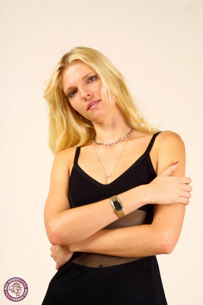 16P La joven rubia Olksana se masturba con un vibrador sobre una mesa en medias