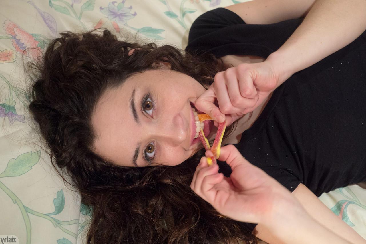 11P Das heiße College-Babe Frankie Sedona zeigt in der Öffentlichkeit ihr süßes Höschen
