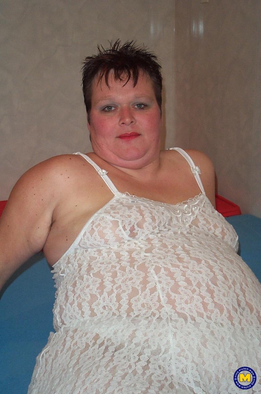 20P Estelle, une MILF potelée, se penche pour du sexe en levrette dans un gangbang sauvage.