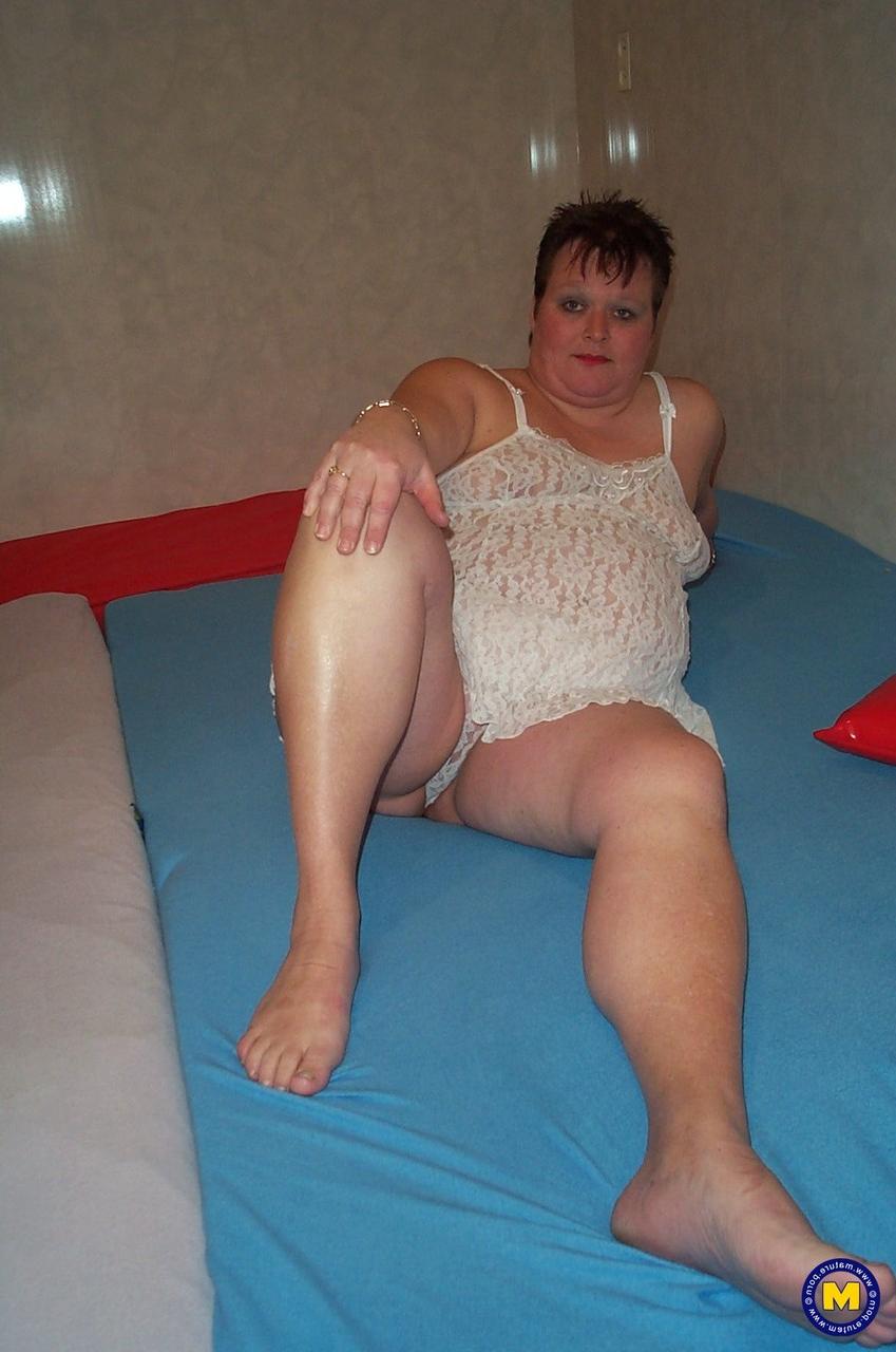 20P Estelle, une MILF potelée, se penche pour du sexe en levrette dans un gangbang sauvage.