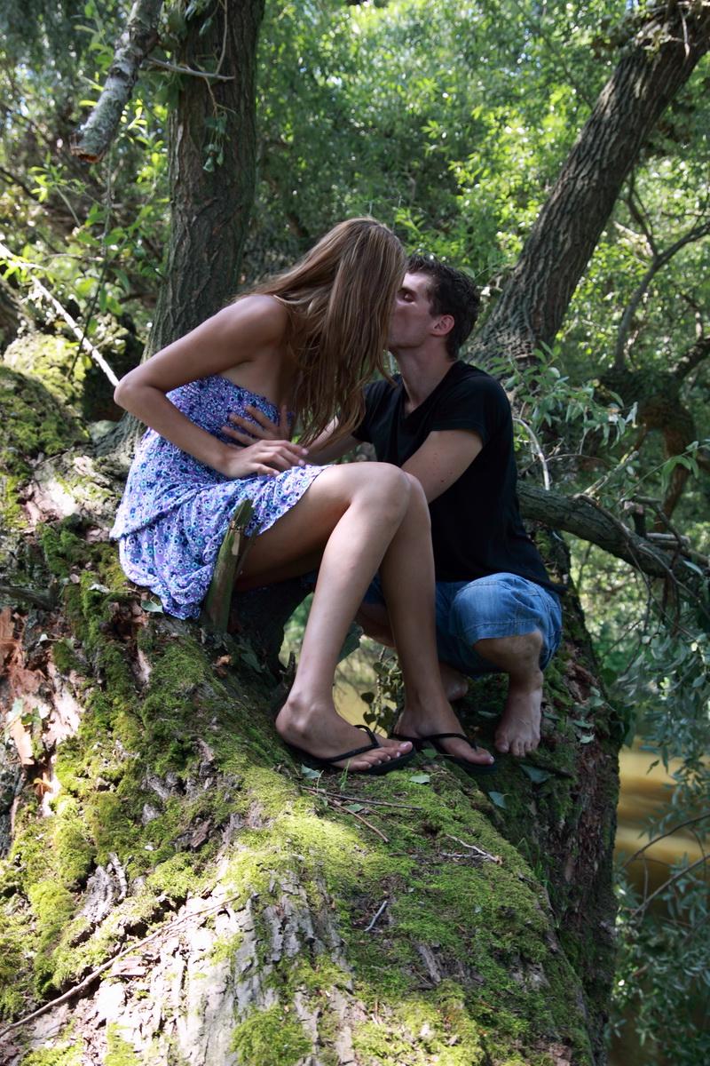 10P La joven alta Kitty Jane tiene sexo con su novio en la rama de un árbol sobre el agua