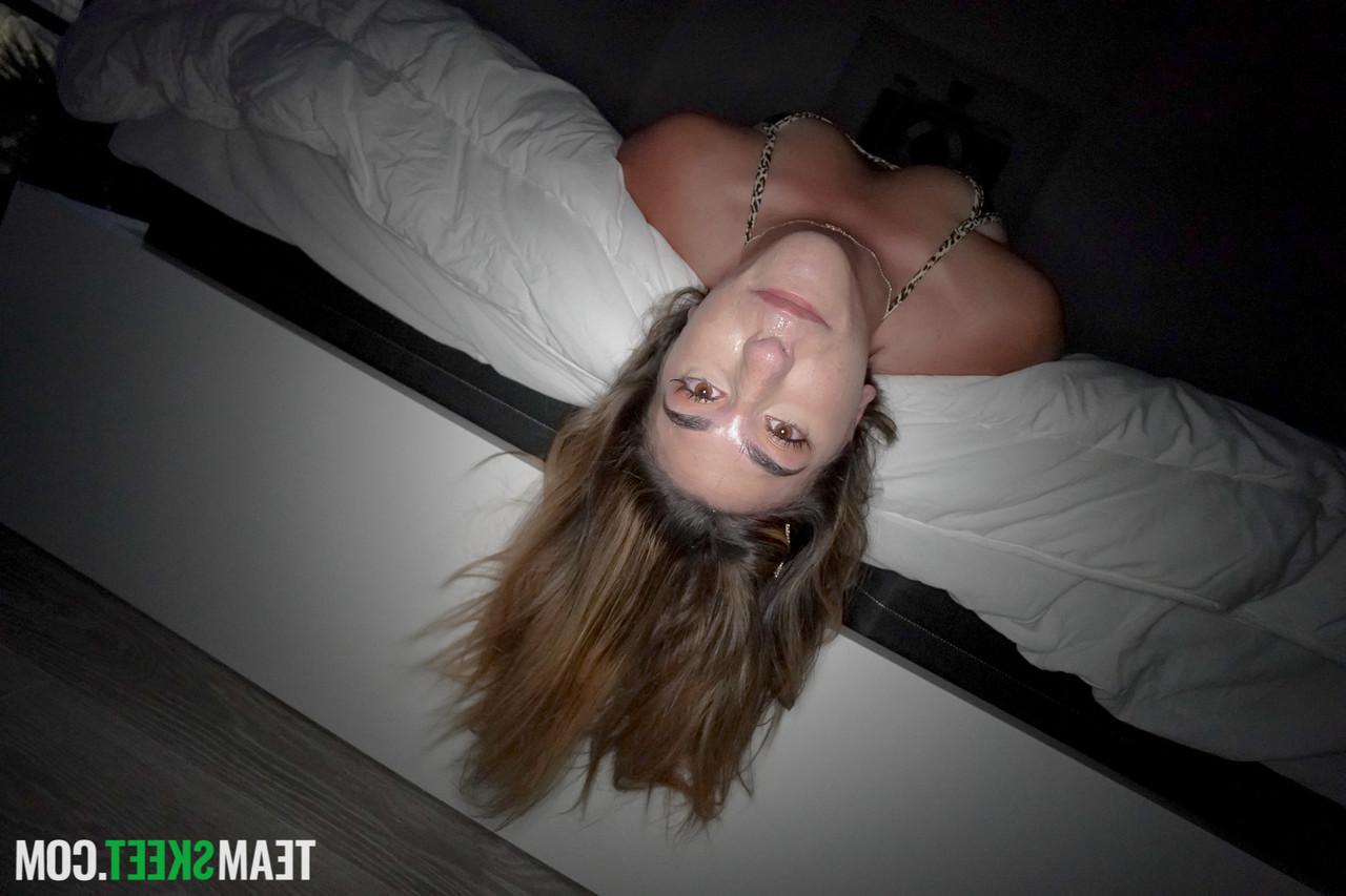20P A adolescente loira sexy Lexi Grey leva um pau monstro na boca e chupa