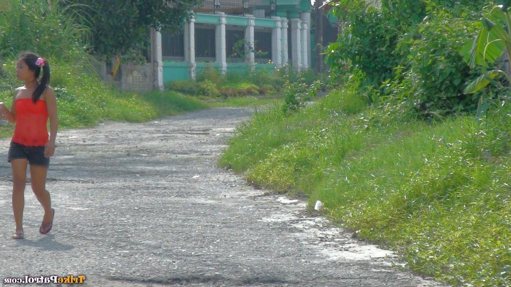 18P La asiática cachonda Lyn chupando una polla gorda en pov antes de follar duro