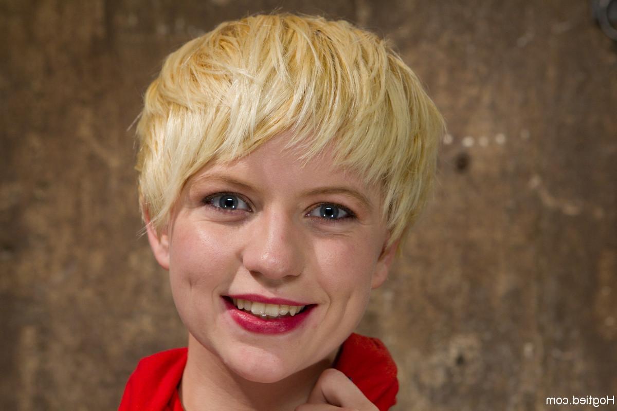 20P Short-haired American gets bound, whipped and toyed by her master