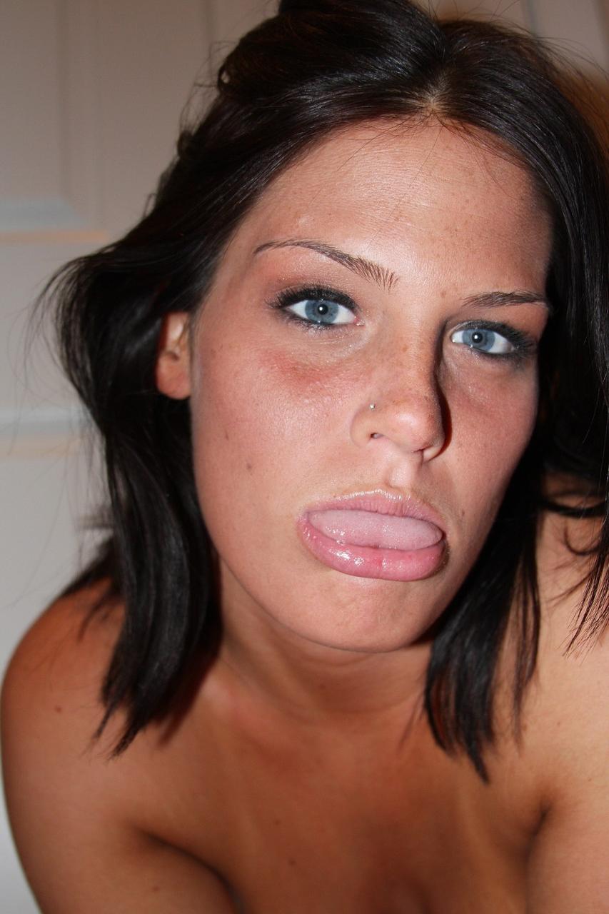 20P La voluptuosa joven lindsay muestra sus grandes tetas y su culo mientras posa desnuda