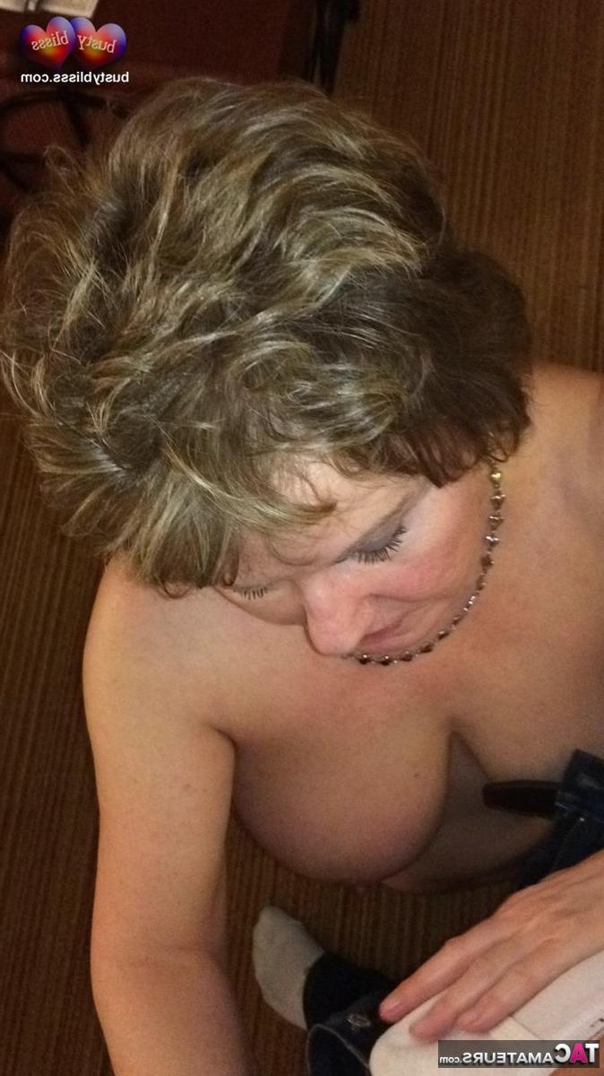 16P Die reife Dame Busty Bliss zeigt ihre großen Titten, bevor ihre Muschi geleckt wird