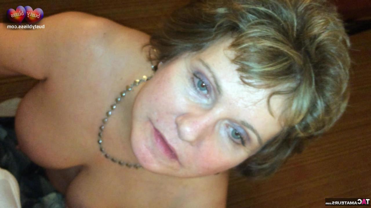 16P Die reife Dame Busty Bliss zeigt ihre großen Titten, bevor ihre Muschi geleckt wird