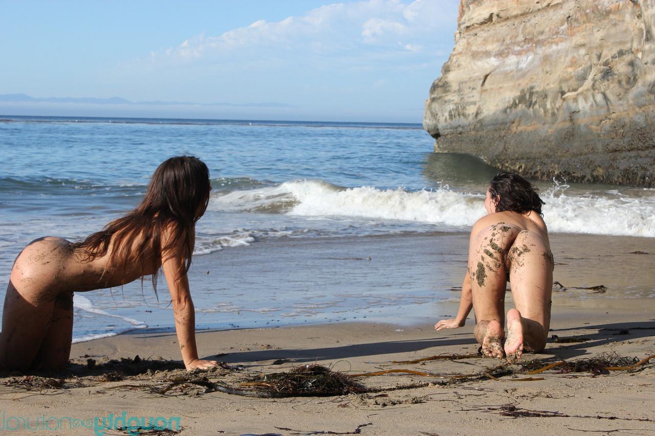 20P Modelos amadoras brincalhonas com peitos grandes e bucetas peludas fazendo ioga na praia