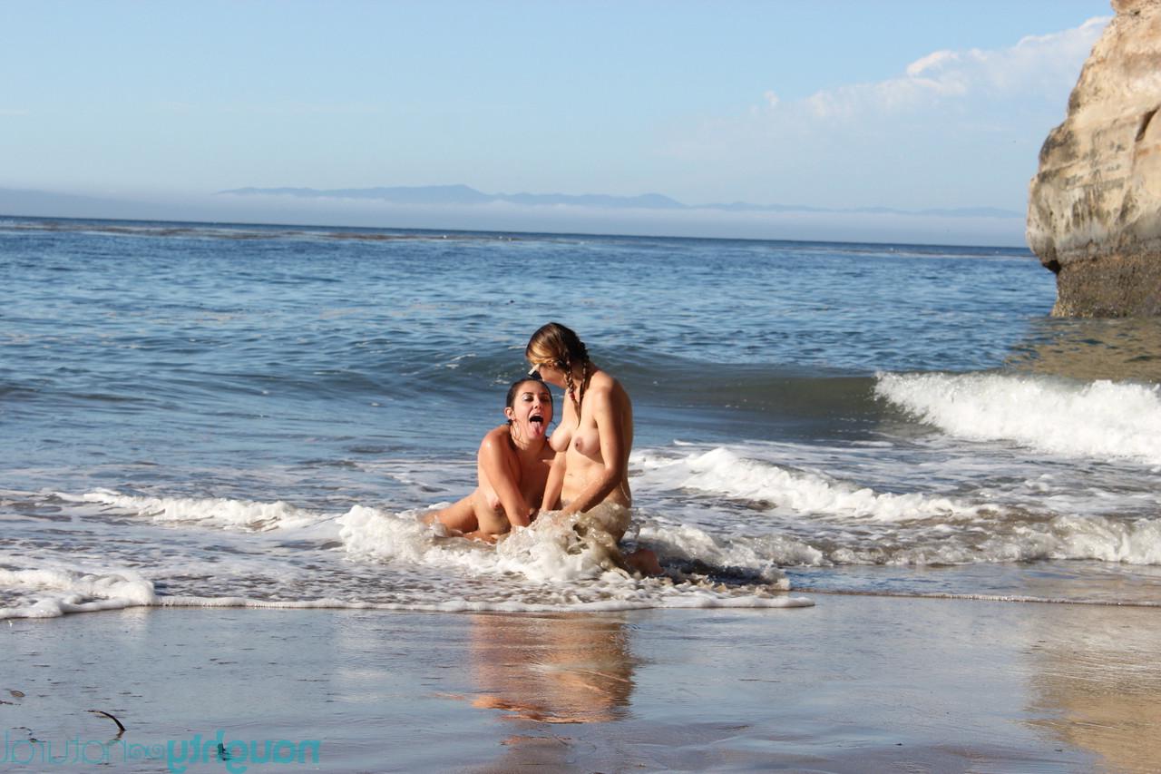 20P Modelos amadoras brincalhonas com peitos grandes e bucetas peludas fazendo ioga na praia