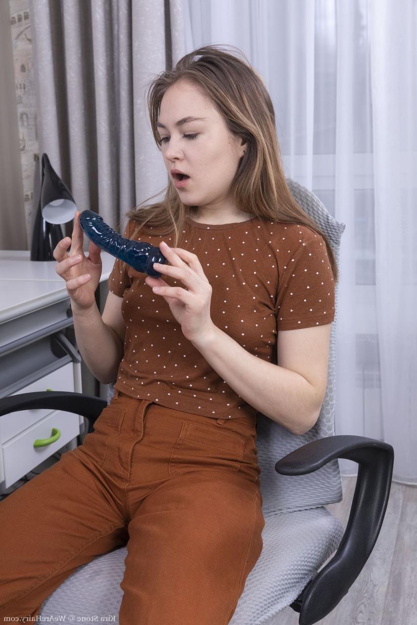 20P Die amerikanische Amateurin Kira Stone fingert und spielt im Büro mit ihrer pelzigen Muschi