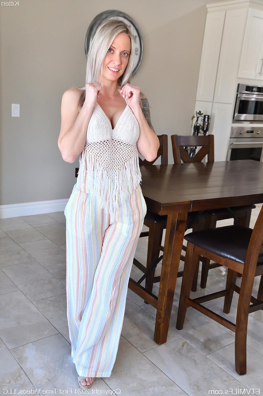 15P MILF Kitten blonde platine se doigte et écarte sa chatte rose sur un canapé