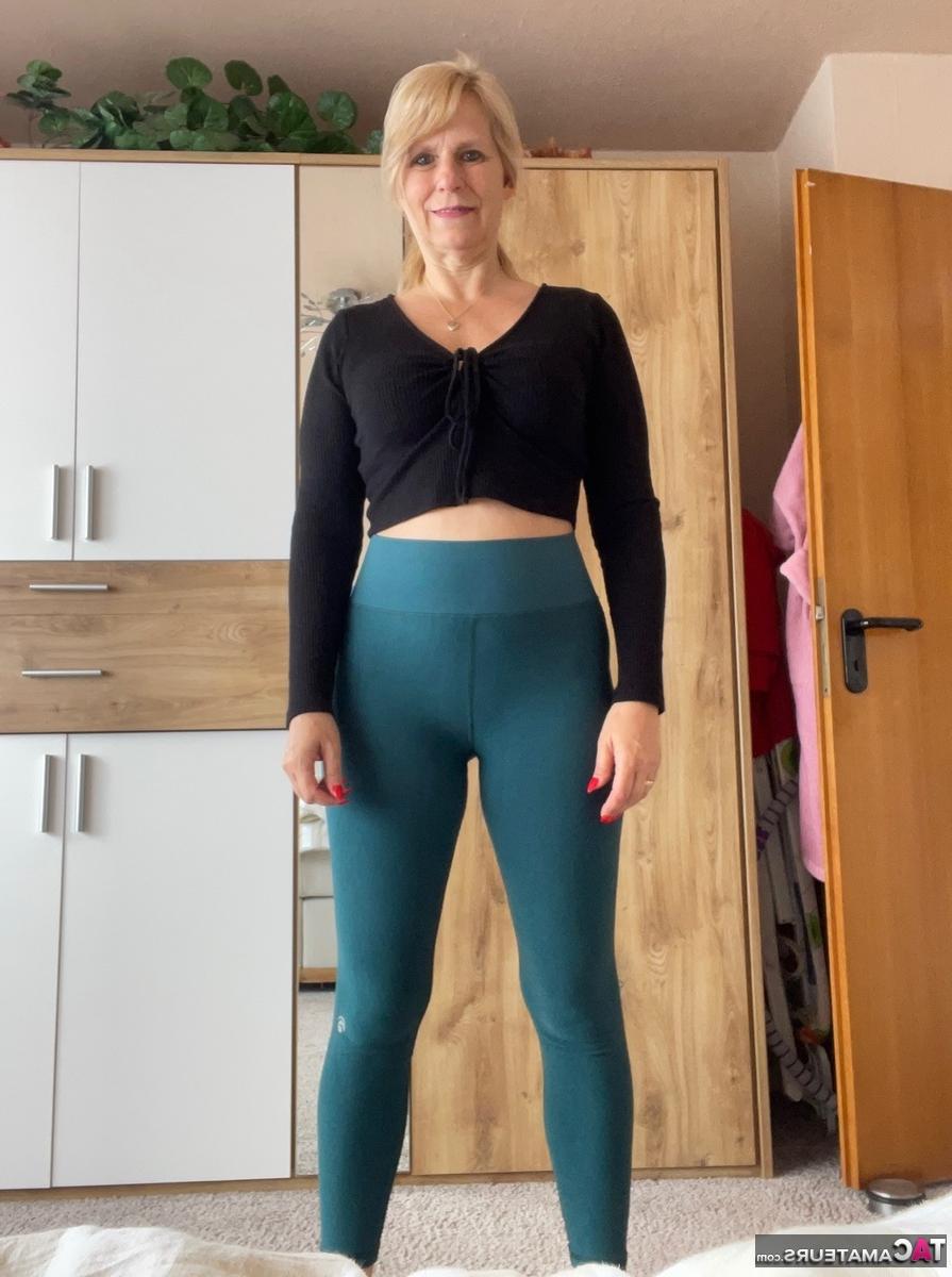 16P A loira de meia-idade Sweet Susi fica nua enquanto se exercita em casa