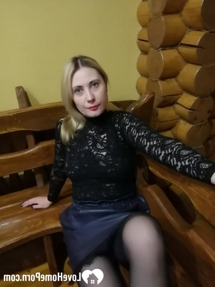 20P Esposa rubia sexy expone su gran culo y sus bonitas tetas y posa en lencería de encaje