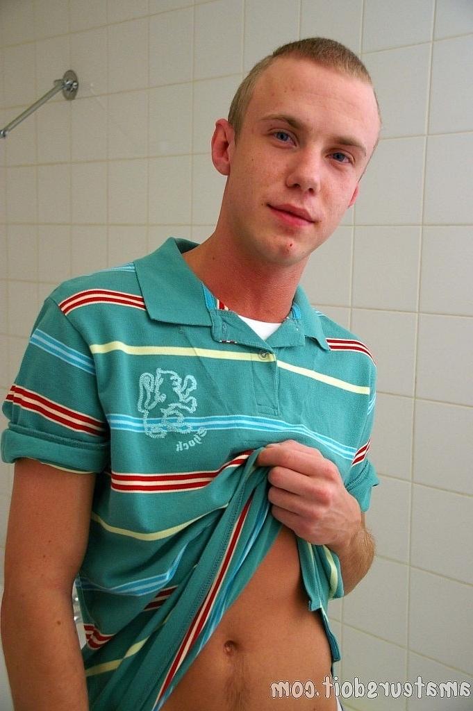 20P El calvo amateur gay Justin Fingers expone su cuerpo flaco y se masturba