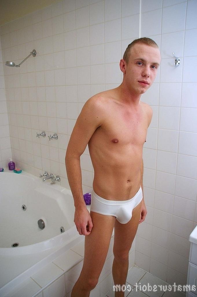 20P El calvo amateur gay Justin Fingers expone su cuerpo flaco y se masturba
