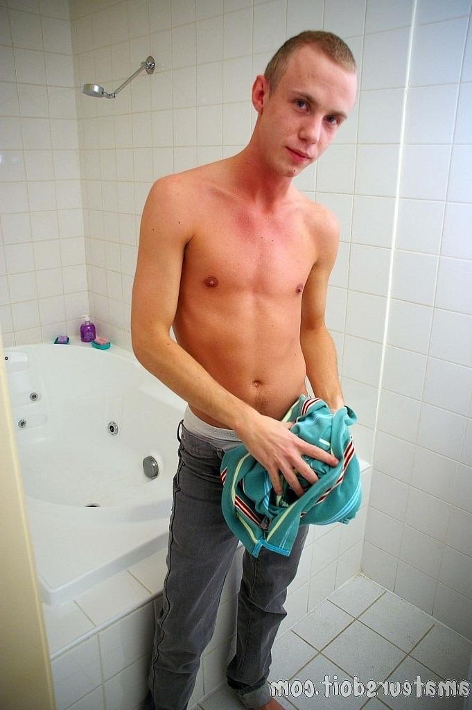 20P El calvo amateur gay Justin Fingers expone su cuerpo flaco y se masturba