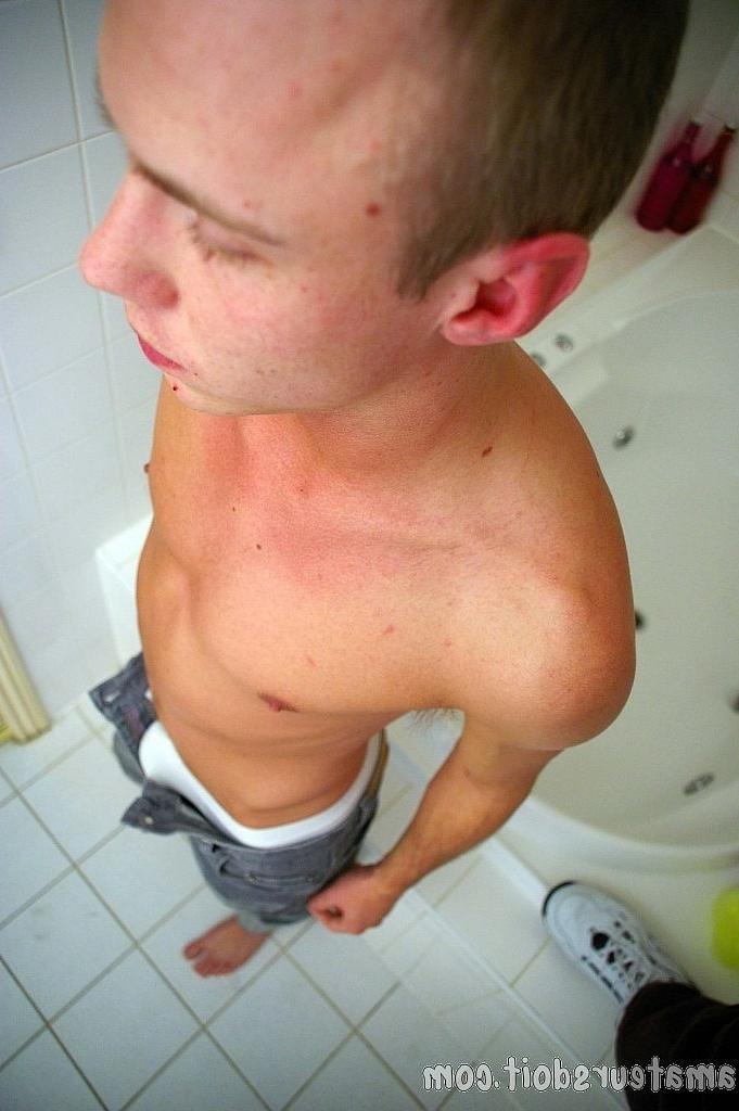 20P El calvo amateur gay Justin Fingers expone su cuerpo flaco y se masturba