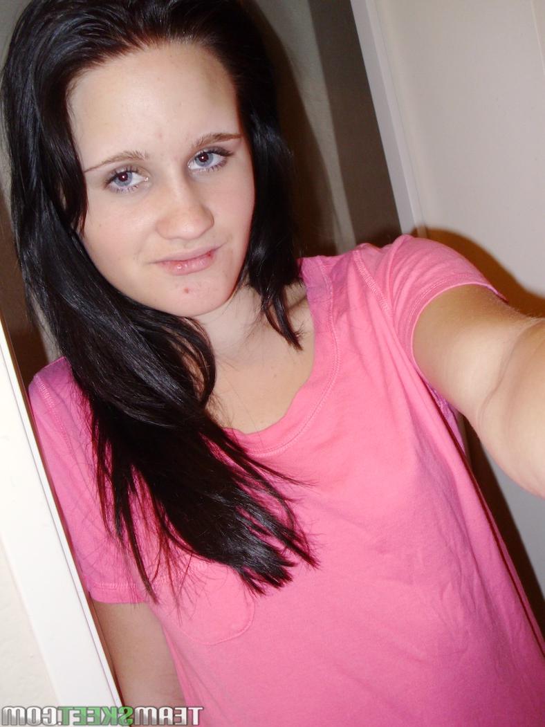 17P A adolescente de aparência simples Daisy Cums revela peitos pequenos e bunda apertada em selfies sensuais