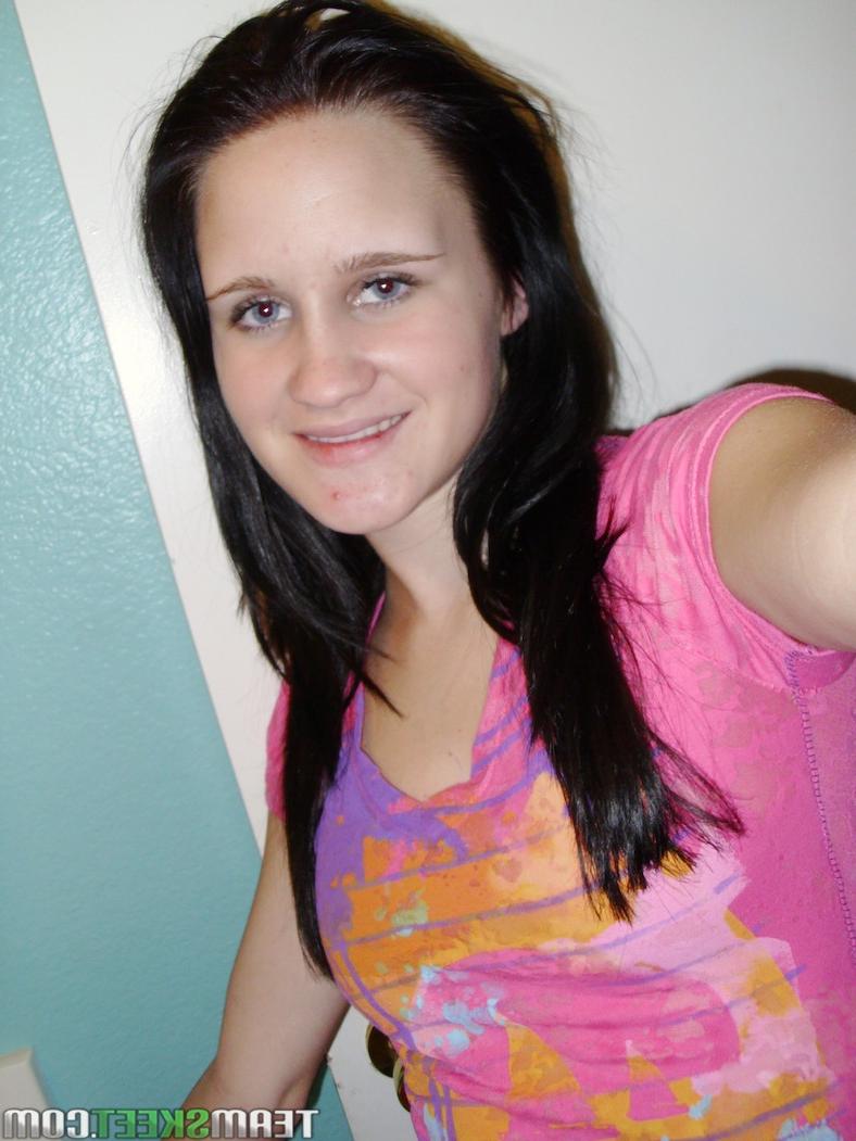 17P A adolescente de aparência simples Daisy Cums revela peitos pequenos e bunda apertada em selfies sensuais