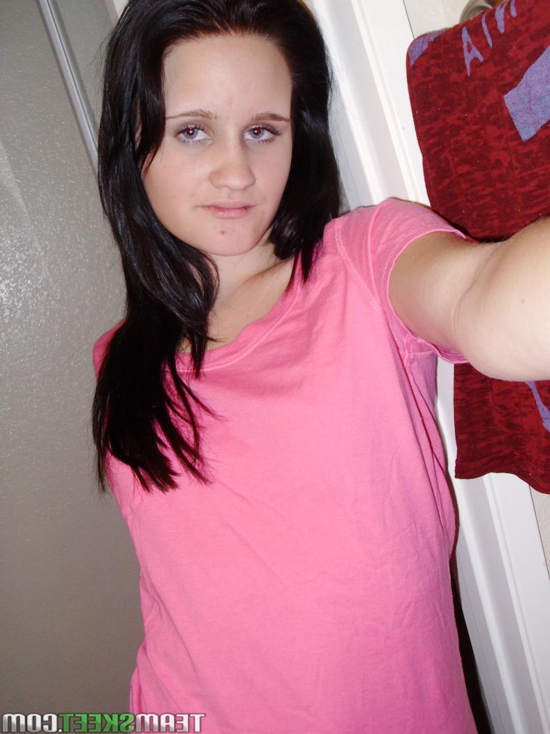 17P A adolescente de aparência simples Daisy Cums revela peitos pequenos e bunda apertada em selfies sensuais