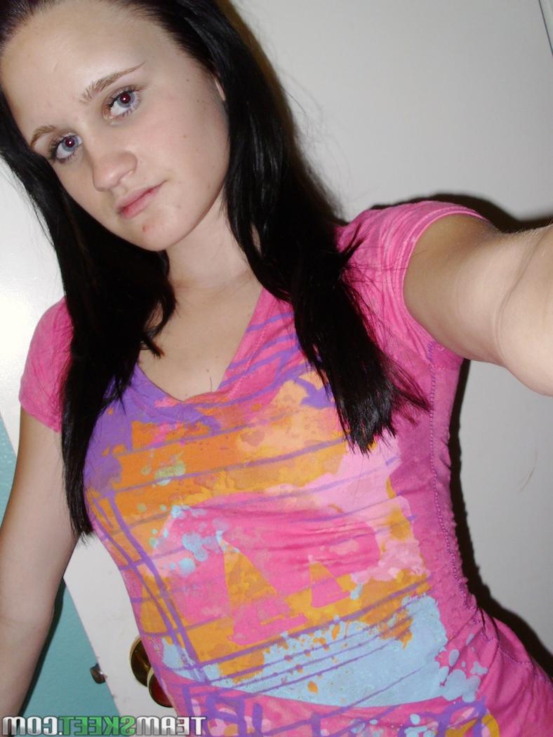 17P A adolescente de aparência simples Daisy Cums revela peitos pequenos e bunda apertada em selfies sensuais