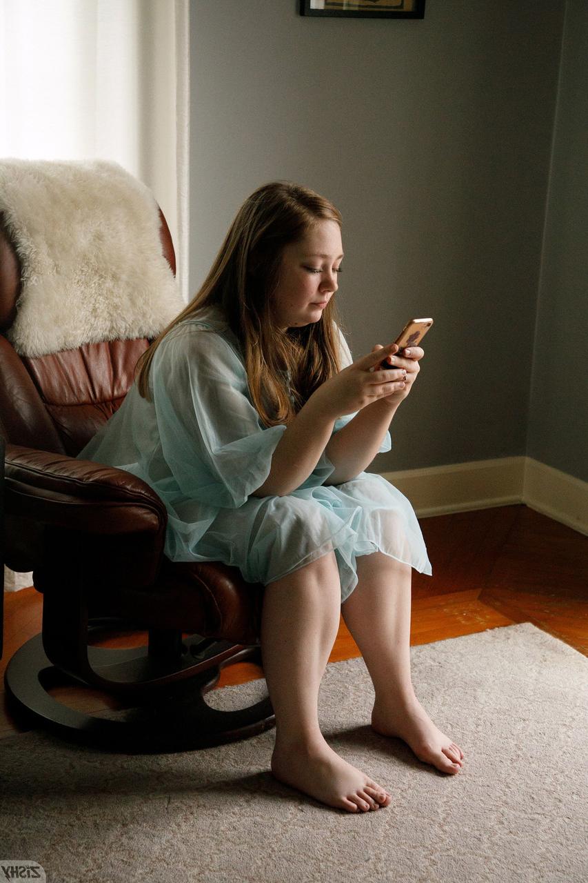 12P Rose Fessenden, jolie amatrice aux seins énormes, pose dans sa robe transparente.