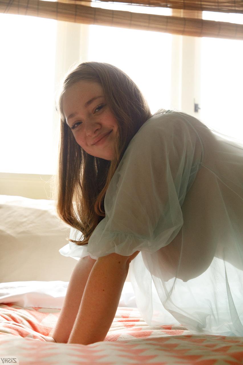 12P Rose Fessenden, jolie amatrice aux seins énormes, pose dans sa robe transparente.
